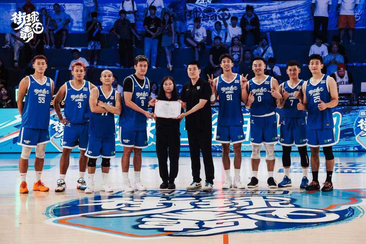 集结日成都蓉城调整名单以备全明星赛；门线救险环节打磨；引发热议；轮换策略成焦点的简单介绍